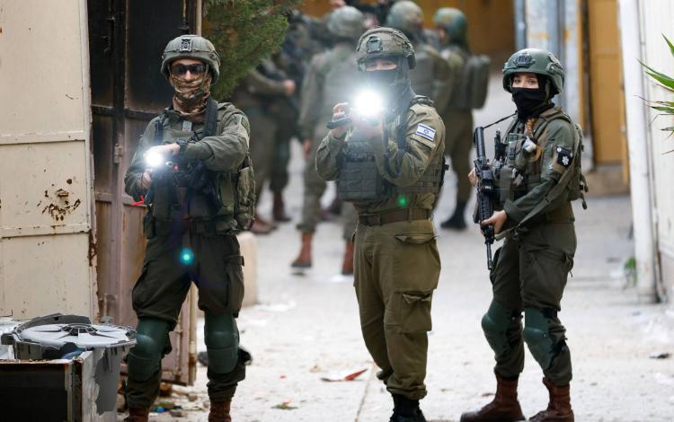 جنود الاحتلال يشهرون أسلحتهم المزودة بكاميرات خلال جولة أسبوعية للمستوطنين في الخليل بالضفة الغربية 7/2/2026 | رويترز