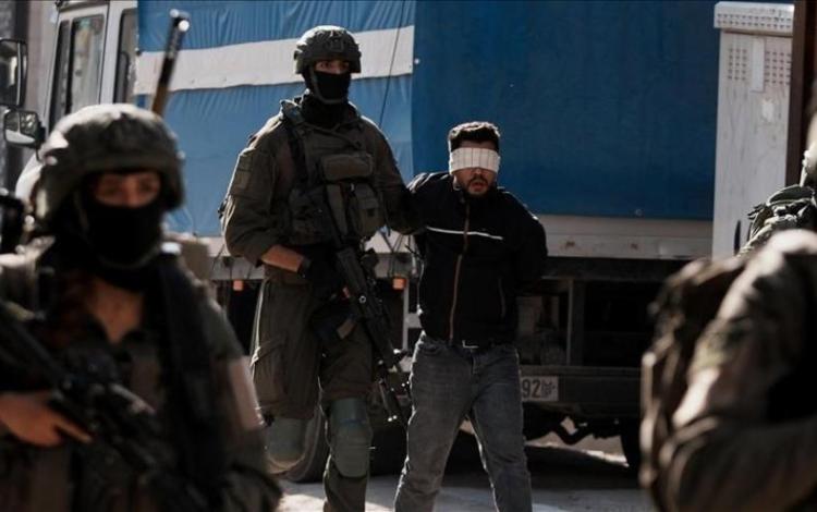 جنود الاحتلال يعتقلون أحد الفلسطينيين خلال اقتحام سابق في الضفة | الأناضول