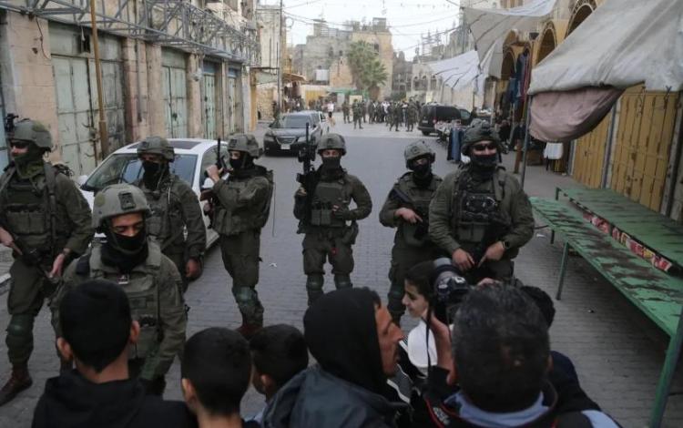 جنود الاحتلال يغلقون طريقا أمام الفلسطينيين في الضفة الغربية | الأناضول