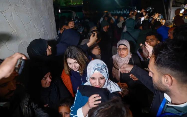 خلال استقبال العائدين إلى غزة وعددهم 12 والذين سمح الاحتلال بدخولهم عبر معبر رفح 2/2/2026 | رويترز