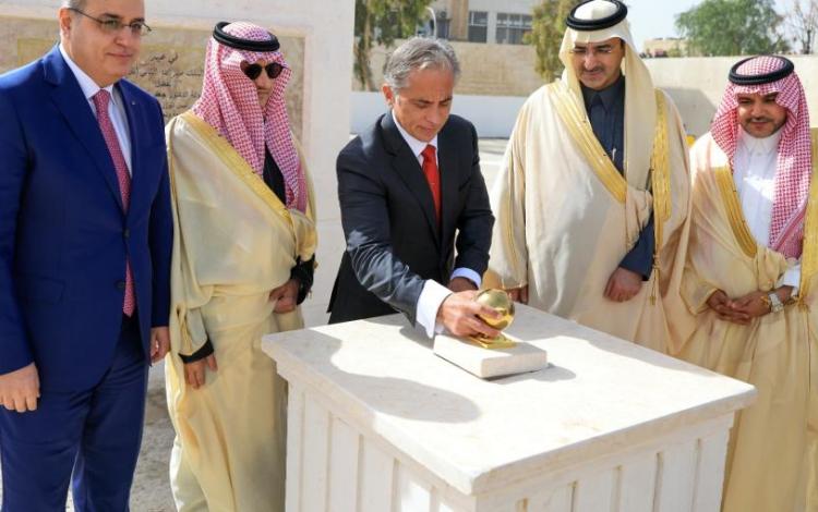 رئيس الوزراء جعفر حسان يضع حجر الأساس لمشروع إنشاء مبنى جديد في مستشفى الأمير فيصل في لواء الرصيفة بمحافظة الزرقاء 15/2/2026 | بترا