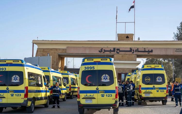 سيارات إسعاف أمام معبر رفح استعدادا للدخول إلى قطاع غزة 1/2/2026 | أسوشييتد برس