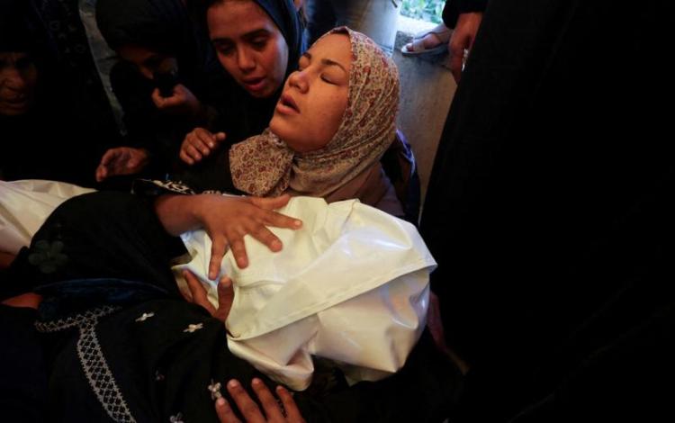 سيدة فلسطينية تحمل جثمان طفلها الذي استشهد بنيران جيش الاحتلال بخانيونس جنوب قطاع غزة 2/2/2026 | رويترز