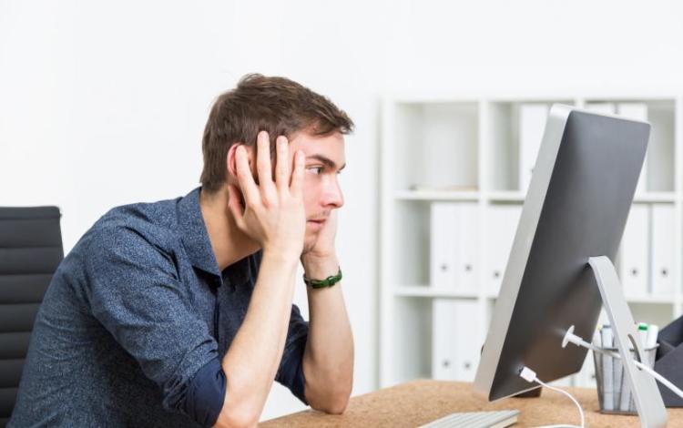 شخص متعجب أمام حاسوب | تعبيرية Freepik