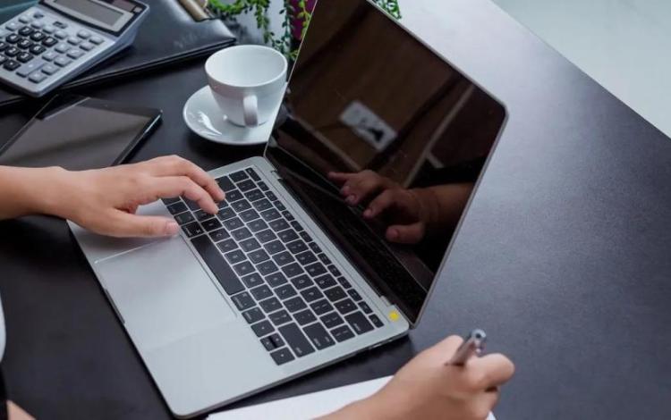 شخص يعمل على حاسوب محمول | تعبيرية