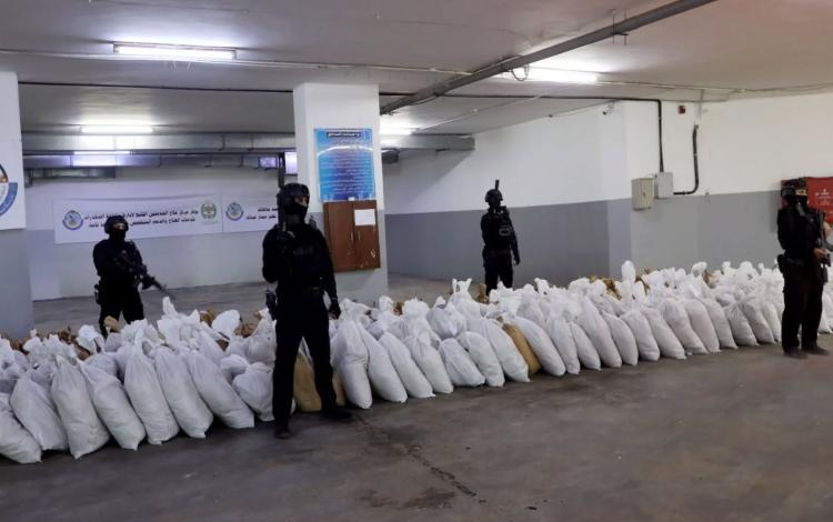 عناصر مكافحة المخدرات تقف بجانب كميات كبيرة من المواد المخدرة التي جرى ضبطها في 148 قضية 11/2/2026 | مديرية الأمن العام