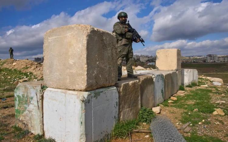 عناصر من جيش الاحتلال يقفون حراسا خلال افتتاح مستوطنة ياتسيف قرب بيت ساحور في الضفة الغربية 9/2/2026 | أسوشييتد برس