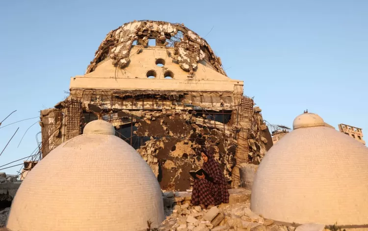 فتاة تتلو القرآن بجوار أنقاض مسجد دمرته حرب الإبادة غرب مدينة غزة 21/2/2026 | وكالة الأنباء الفرنسية