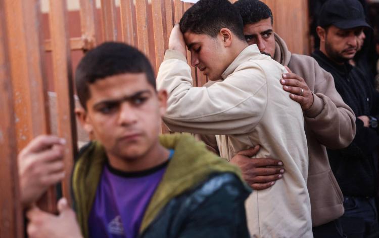 فلسطينيون خلال تشييع شهداء إثر غارة إسرائيلية في مستشفى ناصر بخانيونس 15/2/2026 | وكالة الأنباء الفرنسية