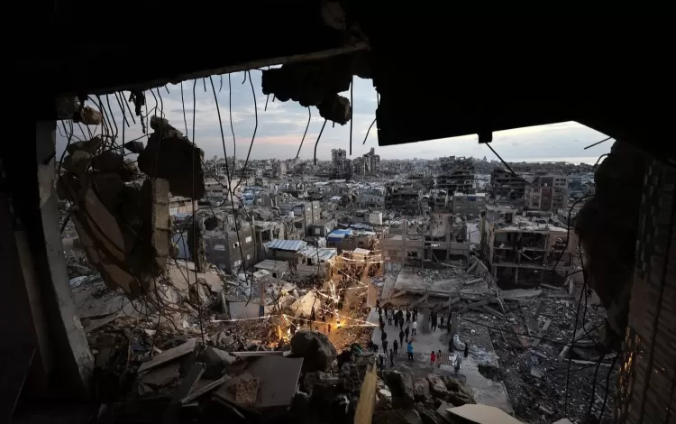 فلسطينيون يتجمعون لتناول وجبة إفطار رمضان وسط أنقاض المباني المدمرة في مخيم جباليا شمال قطاع غزة | وكالة الأنباء الفرنسية