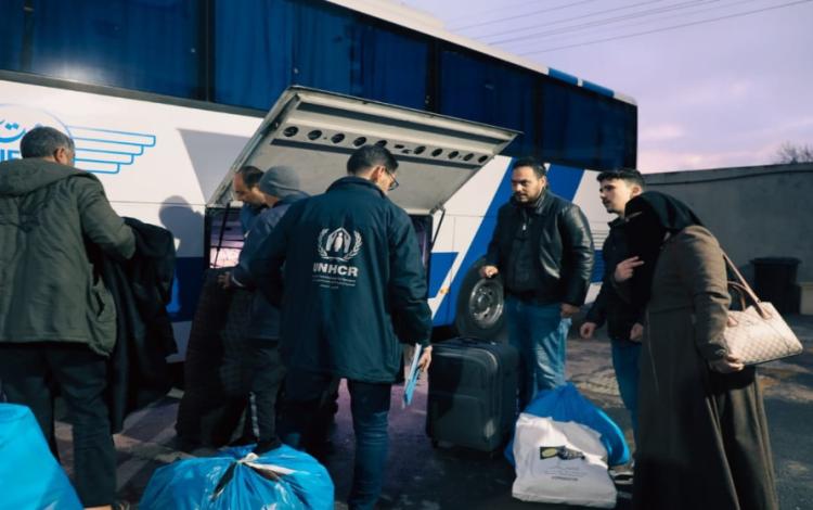 لاجئون سوريون يستعدون للعودة إلى سوريا انطلاقا من حافلات في عمان 11/12/2025 | مفوضية اللاجئين