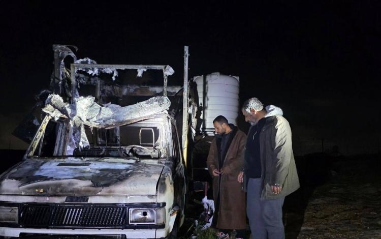 مستوطنون يحرقون مساكن ومركبات في قرية سوسيا بمسافر يطا جنوب الخليل 24/2/2026 | فلسطين بوست