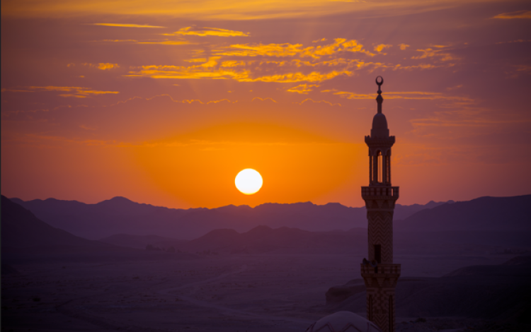 مسجد خلال غروب الشمس | تعبيرية freepik