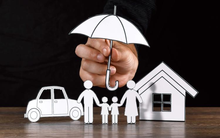 يد تمسك أشكالا من الورق | تعبيرية freepik