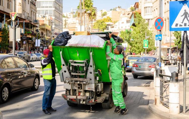 آلية فرز نفايات تابعة لأمانة عمان