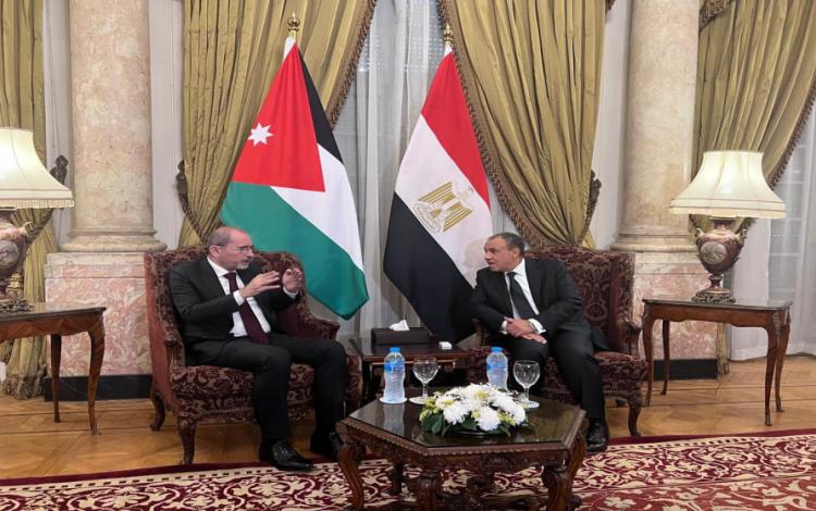 الصفدي خلال لقائه نظيره المصري بدر عبد العاطي في القاهرة | أرشيفية وزارة الخارجية