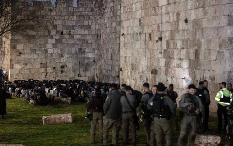 انتشار قوات الاحتلال قرب باب الساهرة تزامنا مع إحياء عشرات الشبات لليلة القدر خارج أسوار البلدة القديمة في القدس 15/3/2026 | فلسطين بوست