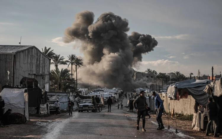 تصاعد الدخان بعد غارة إسرائيلية قرب مخيم يؤوي نازحين في دير البلح بوسط قطاع غزة | وكالة الأنباء الألمانية