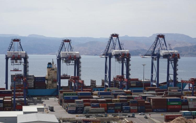 حركة الشحن ونقل البضائع في ميناء الحاويات في العقبة | أرشيفية