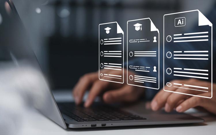 شخص يستخدم حاسوبا محمولا | تعبيرية freepik