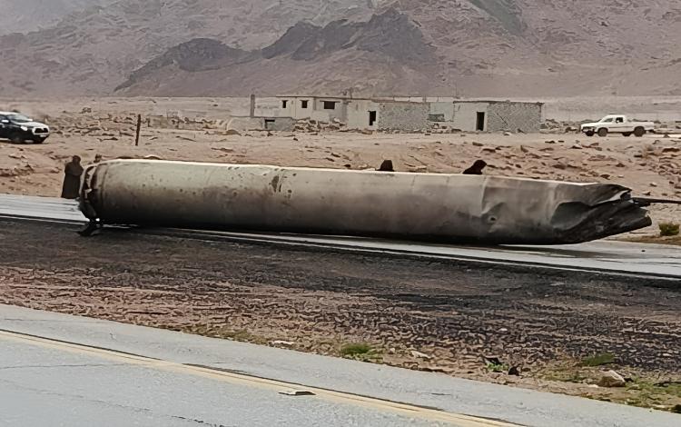 صاروخ إيراني سقط على الطريق الصحراوي الذي يربط جنوب الأردن بشماله 26/3/2026 | مواقع التواصل