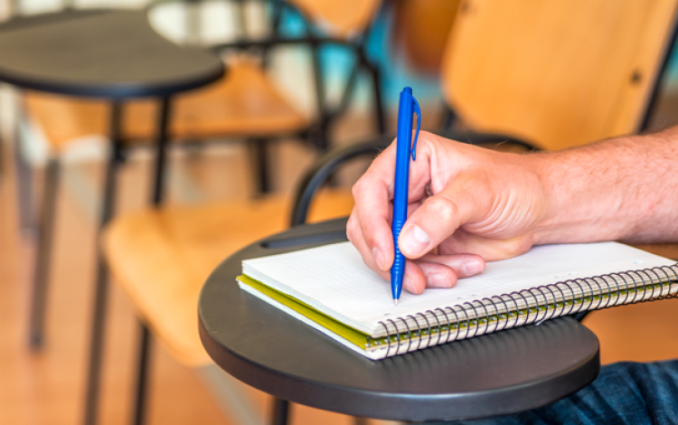 طالب يكتب | تعبيرية freepik