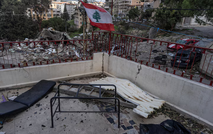 علم لبنان في موقع تعرض للقصف في النبطية 24/3/2026 | رويترز