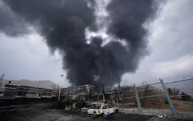 عمود من الدخان يتصاعد من منشأة لتخزين النفط في طهران تعرضت للاستهداف خلال الحرب | أسوشييتد برس