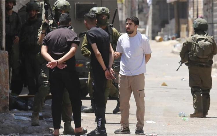 فلسطينيون أثناء اعتقالهم بوقت سابق في الضفة الغربية | الأناضول