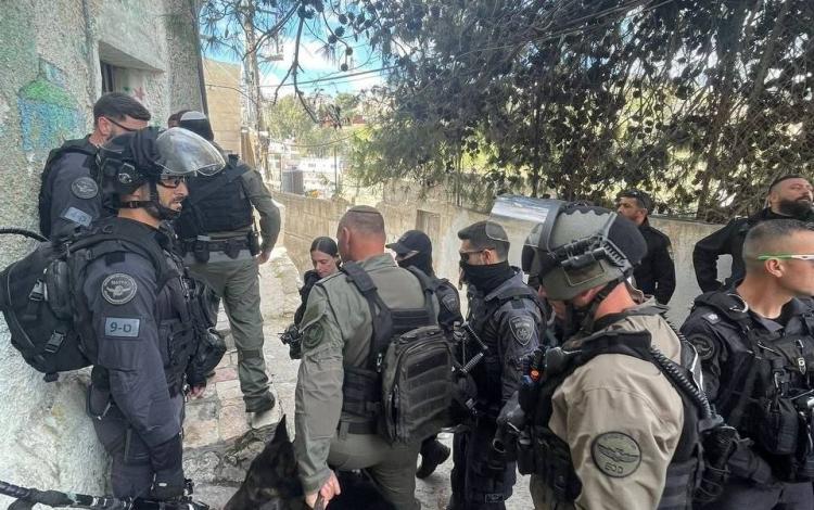 قوات الاحتلال خلال اقتحام منزل عائلة بصبوص في حي بطن الهوى بسلوان جنوب المسجد الأقصى 25/3/2026 | فلسطين بوست