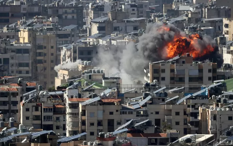 كرة من النار ترتفع من موقع استهدفه الاحتلال الإسرائيلي في ضاحية بيروت الجنوبية 9/3/2026 | وكالة الأنباء الفرنسية