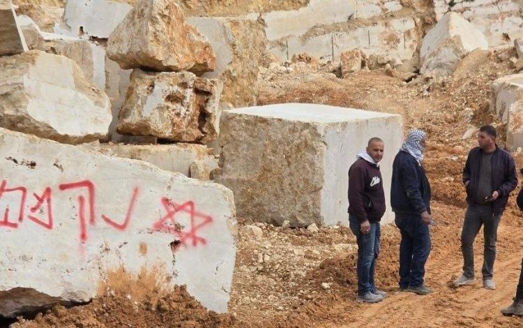 مسـتوطنون يخطون شعارات عنصرية في منطقة الربيعة في سعير شمال شرق الخليل 25/3/2026 | فلسطين بوست