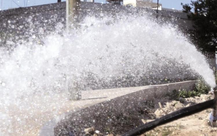 مياه تتدفق إلى الشارع من أحد الخطوط