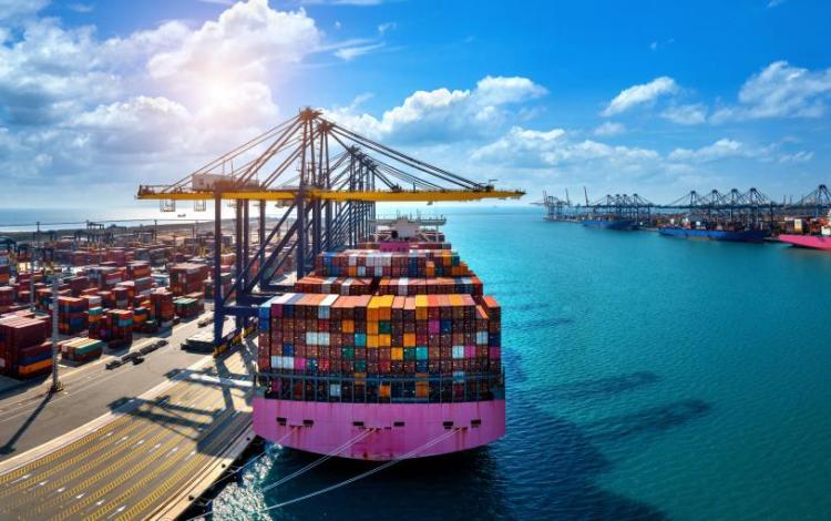 ناقلة حاويات تجارية في أحد الموانئ