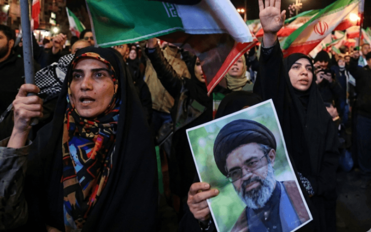 إيرانيون يشاركون في مسيرة مناهضة للولايات المتحدة في ساحة الثورة بطهران | رويترز