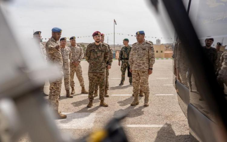 الأمير الحسين بن عبدالله الثاني ولي العهد وعدد من الضباط في الجيش العربي | الديوان الملكي