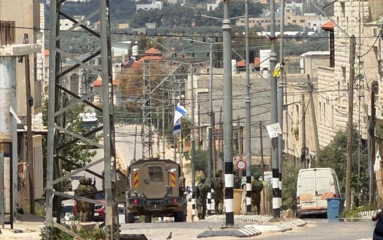 اندلاع مواجهات بين الشبان وقوات الاحتلال على الشارع الرئيسي في بلدة بيت فوريك شرق نابلس 20/4/2026 | فلسطين بوست