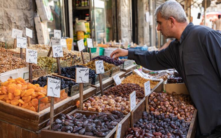رجل يقف أمام أحد المحلات | Shutterstock