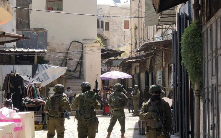 جانب من اقتحام منطقة باب الساحة في البلدة القديمة وسط نابلس 27/4/2026 | فلسطين بوست