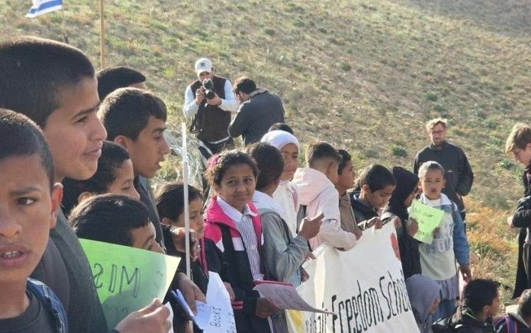 وقفة طلابية احتجاجية نظمها طلبة مدرسة "أم الخير" في منطقة مسافر يطا جنوب الخليل رفضا لاستمرار منعهم من الوصول إلى مدرستهم لليوم السابع على التوالي 19/4/2026 | فلسطين بوست