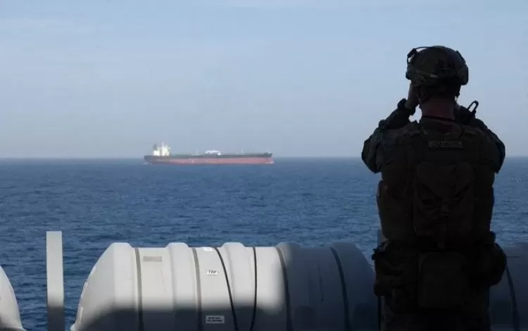 جندي من مشاة البحرية الأمريكية يراقب حركة الملاحة خلال حصار بحري قبالة الموانئ الإيرانية | القيادة المركزية الأمريكية