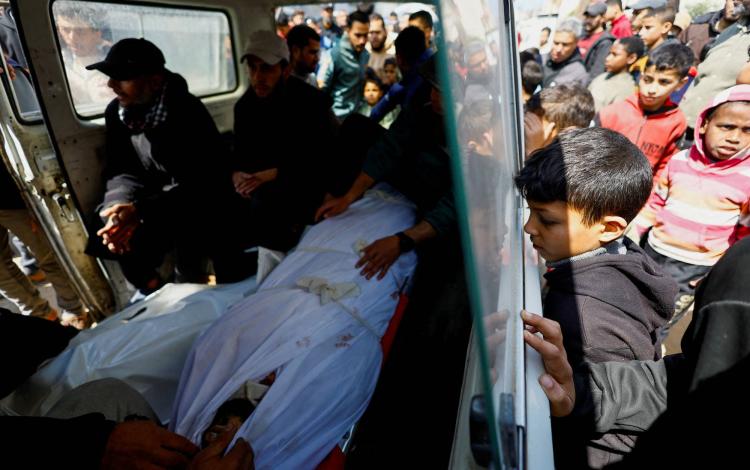 خلال تشييع شهداء إثر غارة إسرائيلية استهدفت منزلا بالنصيرات وسط قطاع غزة | رويترز