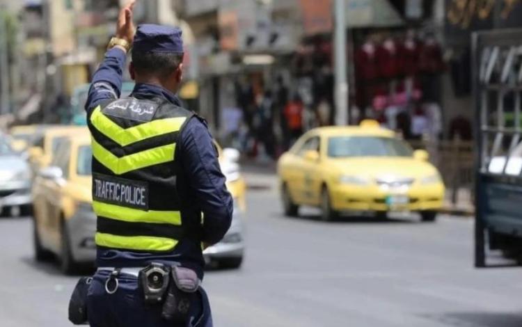 رجل سير في أحد شوارع العاصمة عمان