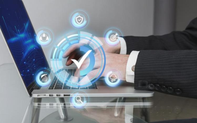 شخص يستخدم حاسوبا محمولا | تعبيرية