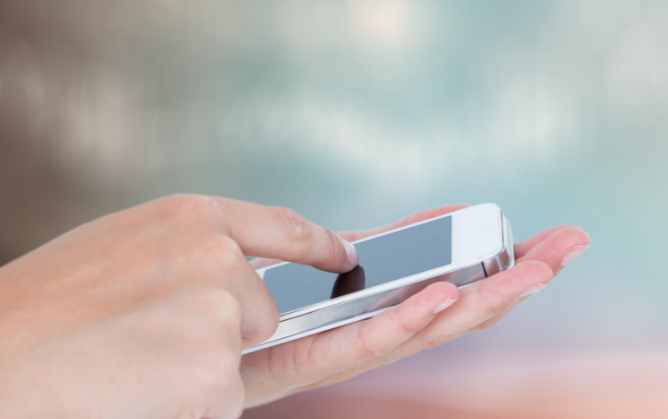 شخص يستخدم هاتفه | تعبيرية freepik