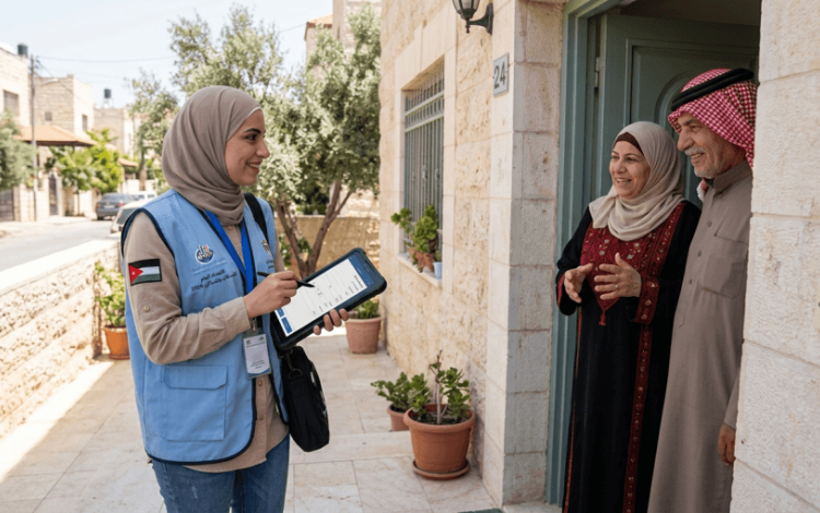 صورة تعبيرية تظهر موظفة إحصاءات تجري إحصاء مع إحدى العائلات