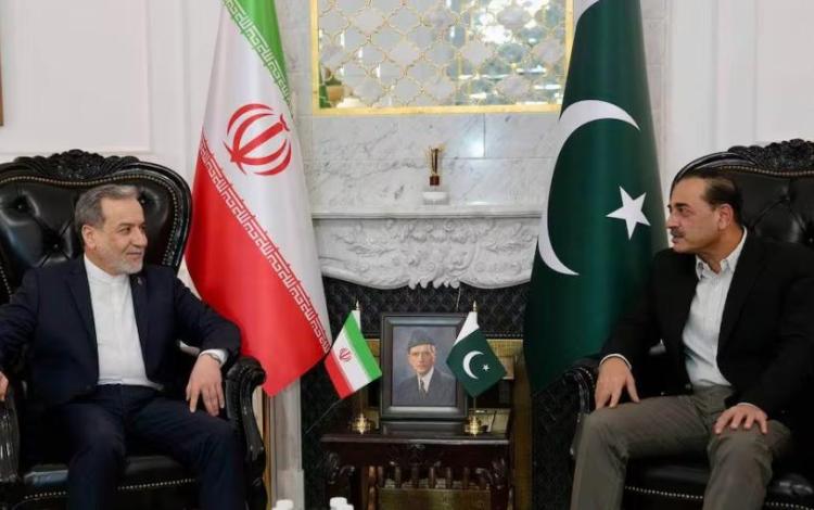 وزير الخارجية الإيراني عباس عراقجي (يسار) يلتقي بقائد الجيش الباكستاني المشير عاصم منير في إسلام أباد | أسوشييتد برس
