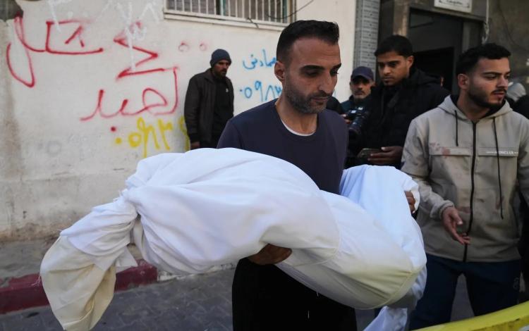 أرشيفية لفلسطيني يحمل جثمان طفلة عمرها 11 سنة استشهدت بنيران الاحتلال الإسرائيلي في جباليا | أسوشييتد برس