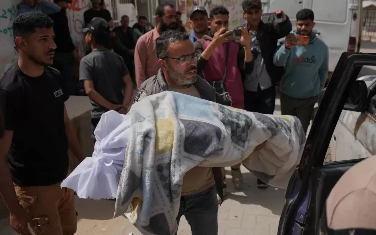 فلسطيني يحمل جثمان فتى استشهد برصاص الاحتلال خلال تشييعه خارج مستشفى الشفاء بمدينة غزة 17/4/2026 | أسوشييتد برس