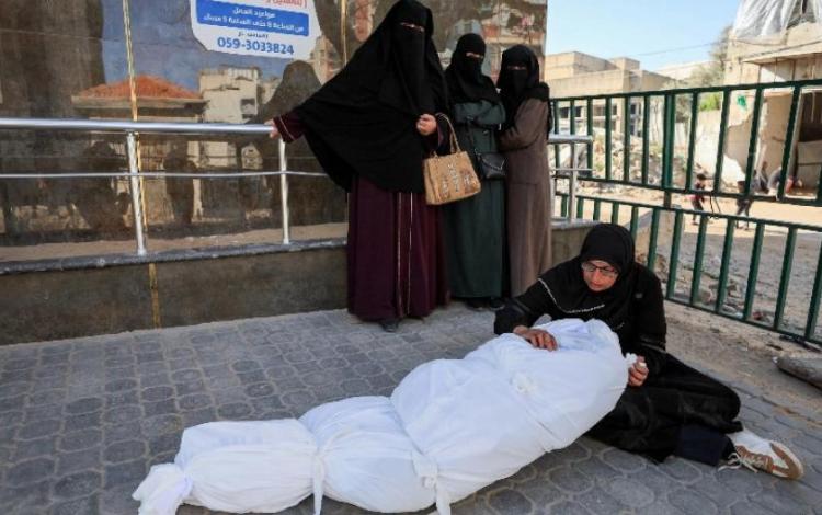 فلسطينية في مستشفى الشفاء بمدينة غزة وتحتضن جثمان أحد أولادها الذي استشهد في قصف إسرائيلي 9/4/2026 | رويترز